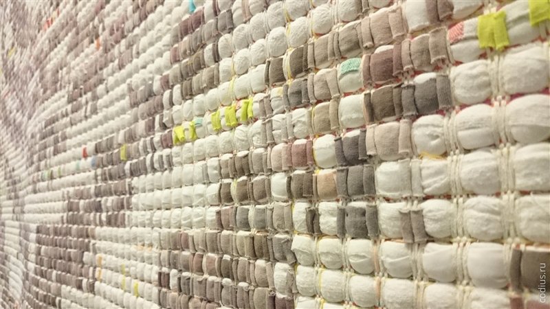 Фрагмент гобелена временной выставки датских художников — современное искусство