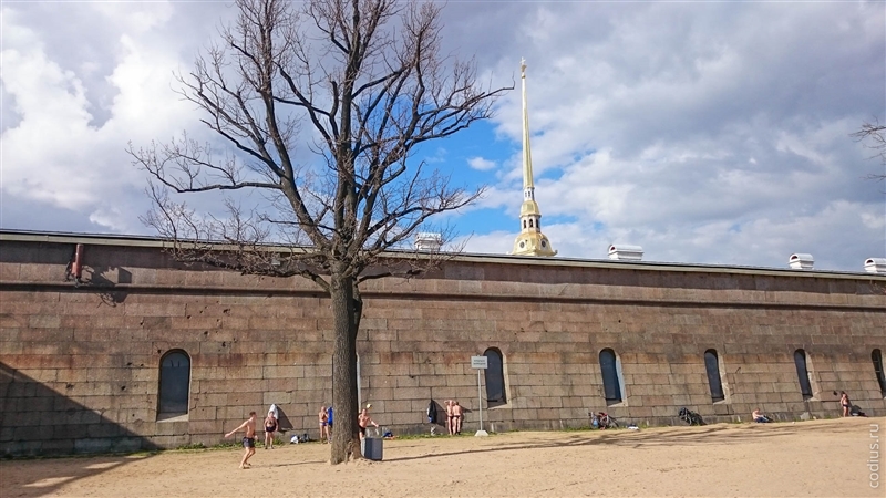 И не скажешь, что рядом люди в куртках и шапках ходят